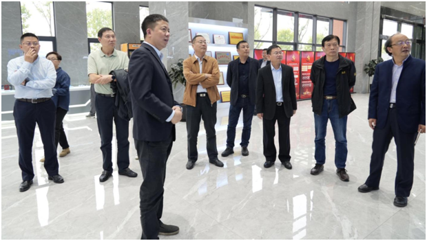 電力行業(yè)標委會(huì )專(zhuān)家蒞臨重慶華虹公司參觀(guān)指導